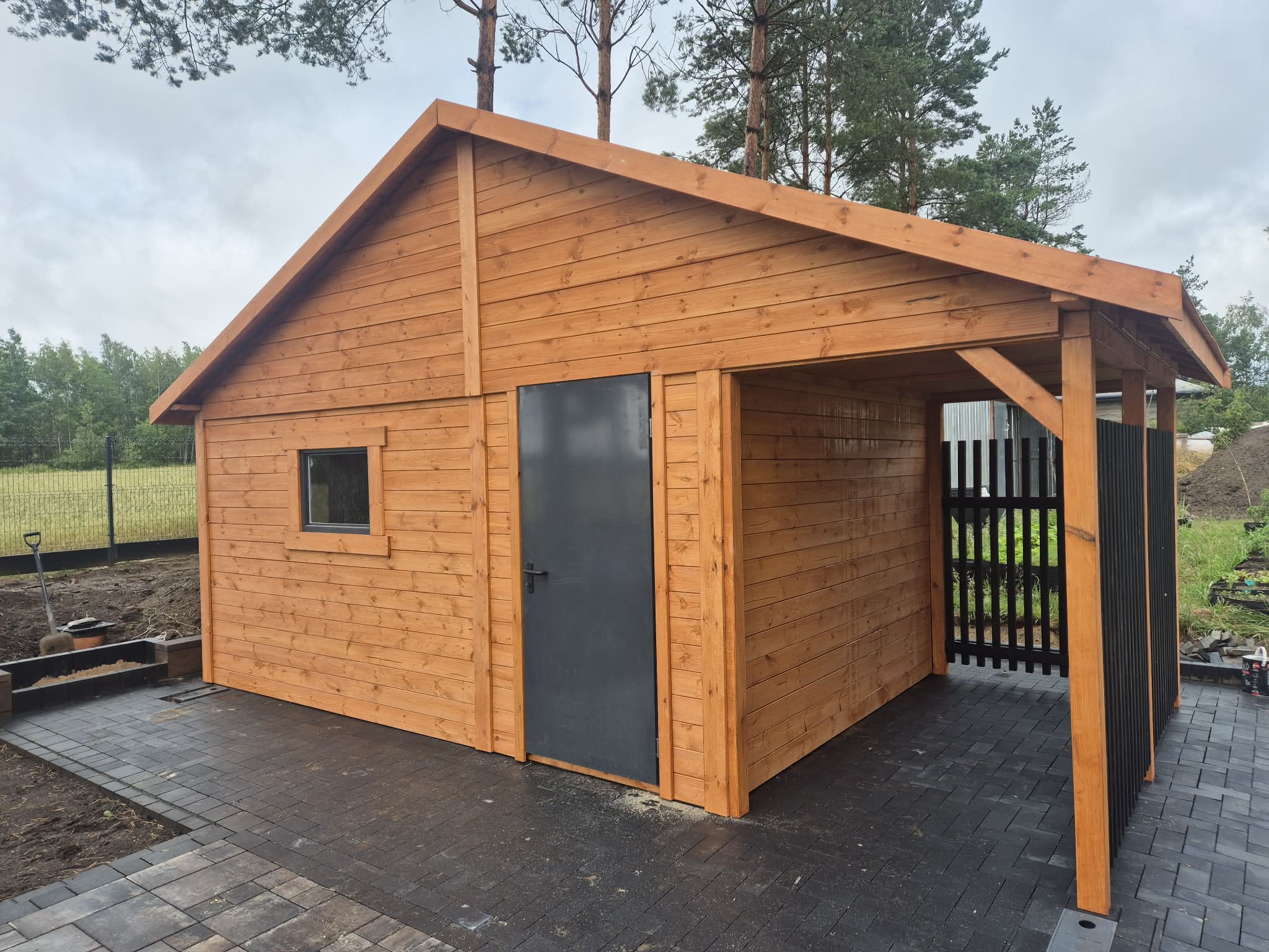DOMEK narzędziowy JAN IV 3x6 m w gotowym ogrodzie