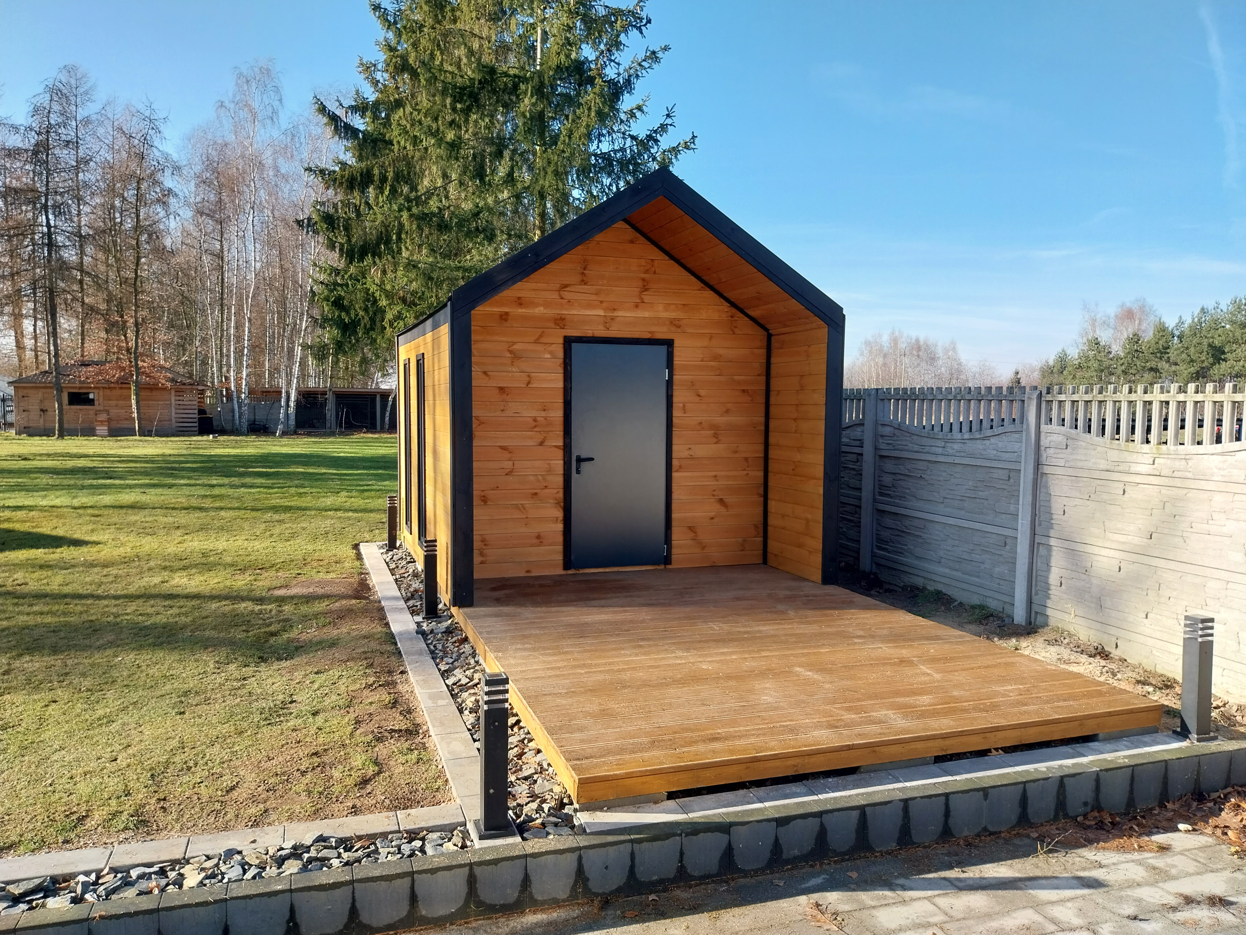DOMEK D25 3x4m w gotowym ogrodzie