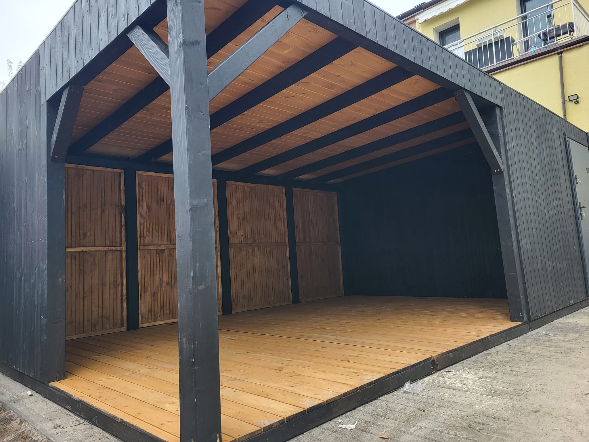 DOMEK narzędziowy Z ALTANĄ TOMMY 4x6,5m w gotowym ogrodzie