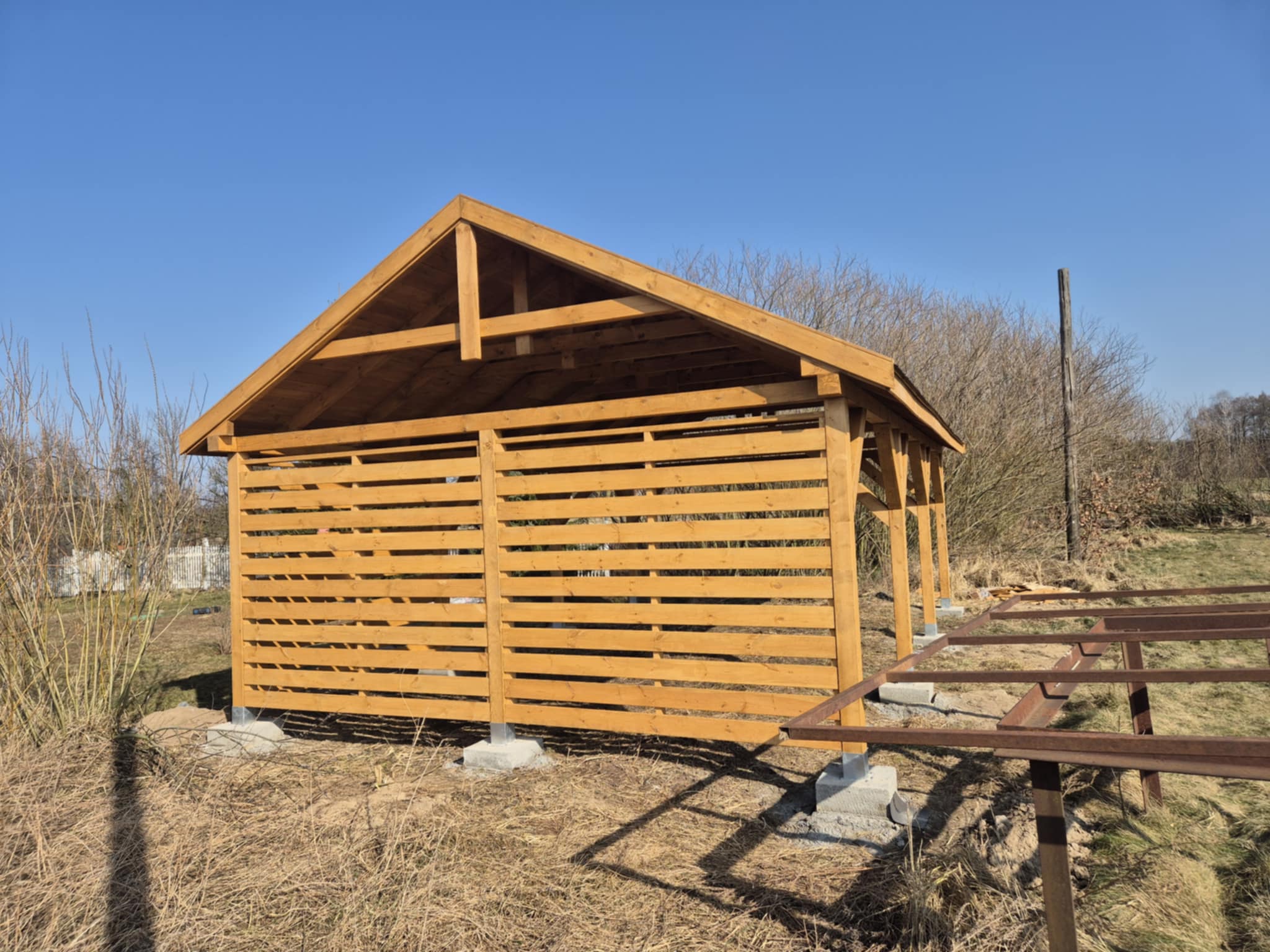 WIATA samochodowa W50 5x8m w gotowym ogrodzie
