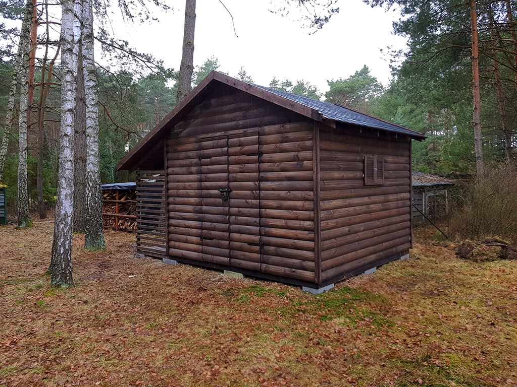 DOMEK narzędziowy MAREK 3x4 m Z DREWUTNIĄ w gotowym ogrodzie