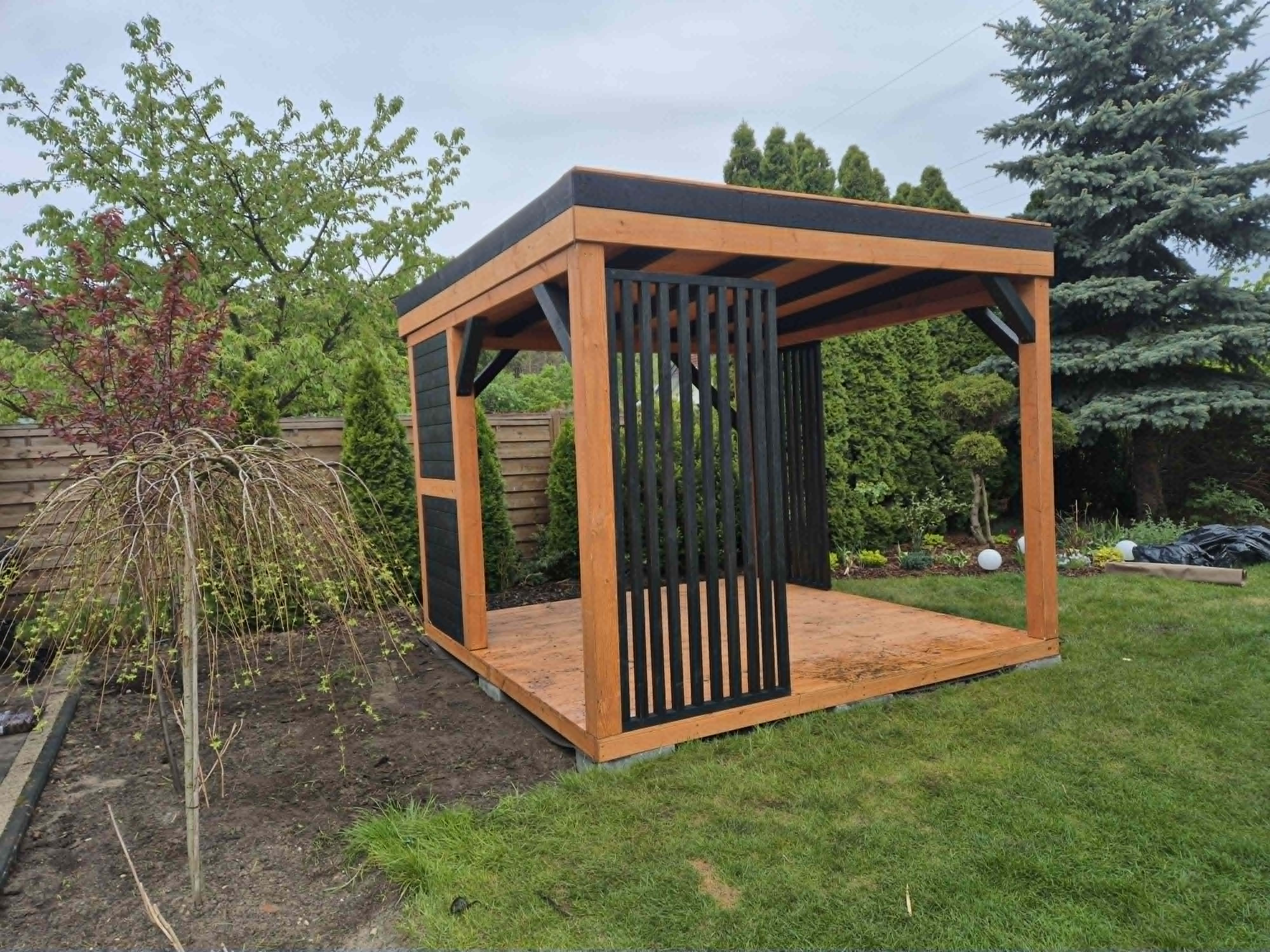 ALTANA ogrodowa CAMEO 3,5x3,5 m w gotowym ogrodzie