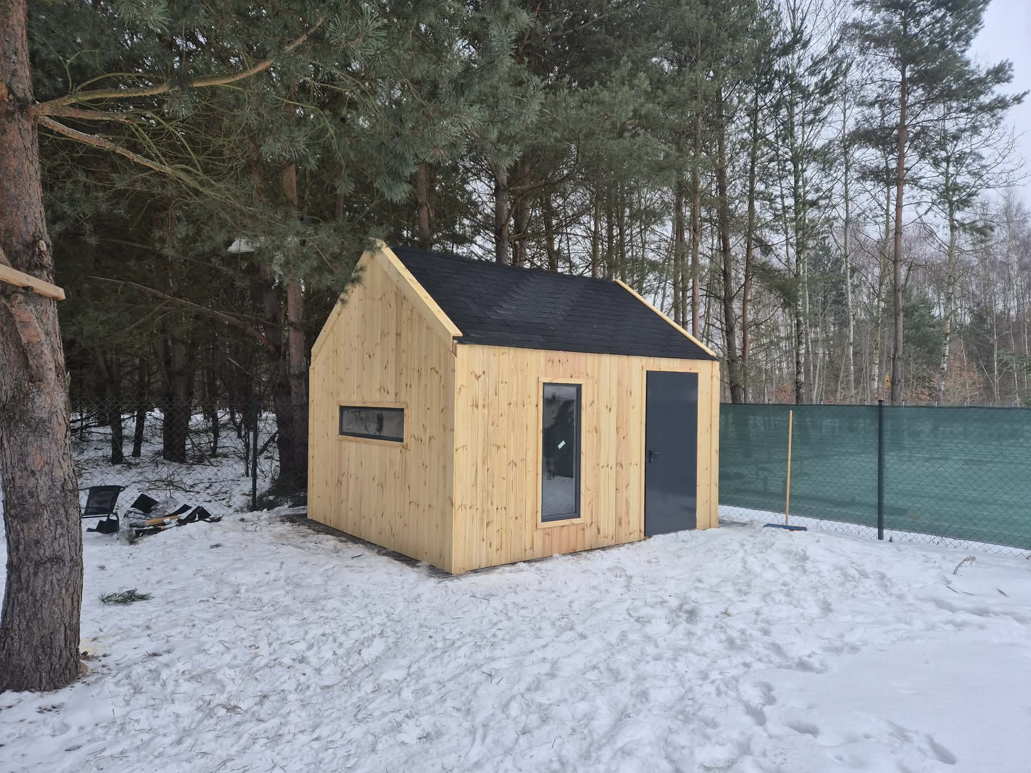 DOMEK NRZĘDZIOWY D10 3x4m w gotowym ogrodzie