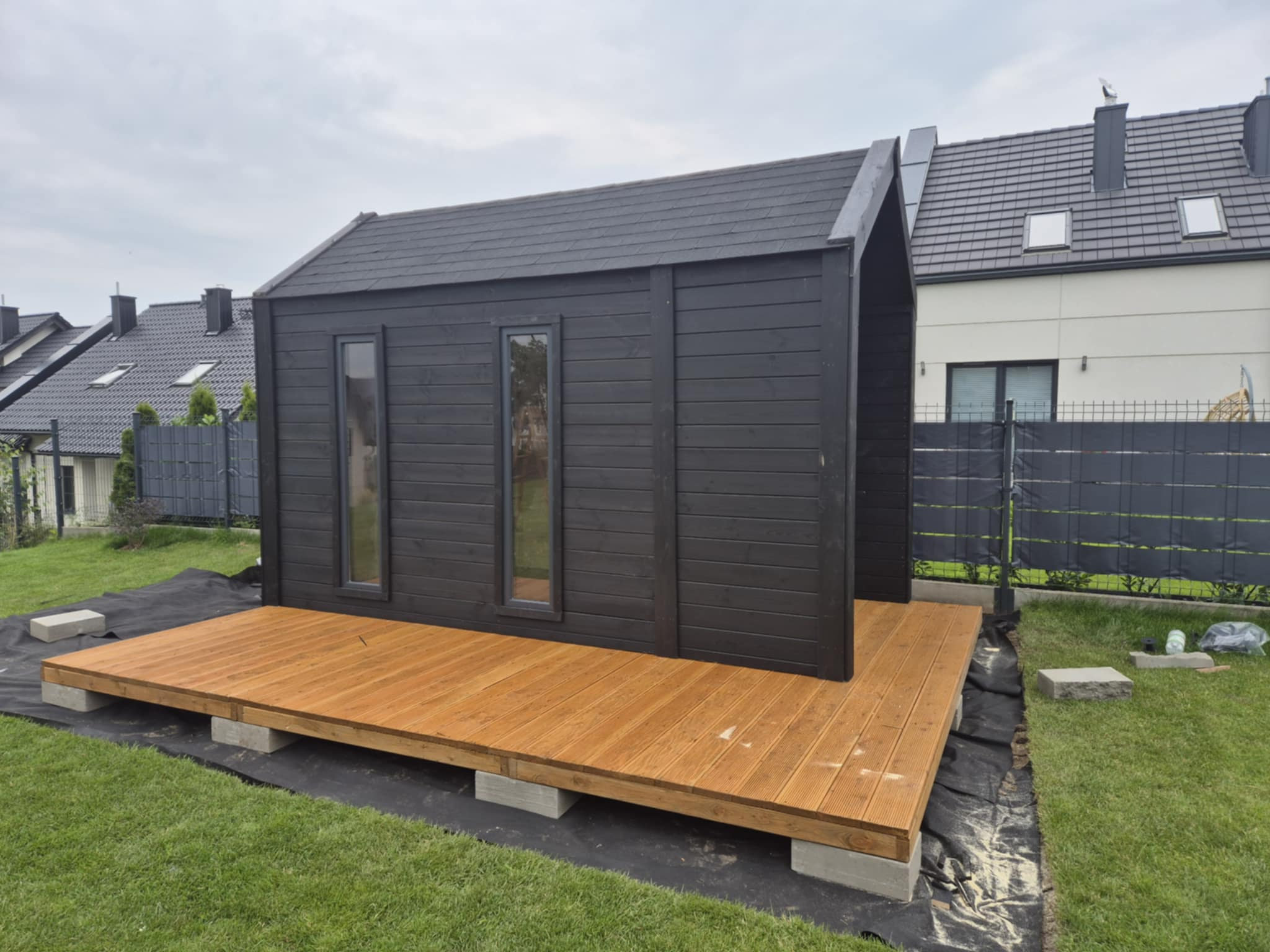 DOMEK narzędziowy D25 3x2m w gotowym ogrodzie
