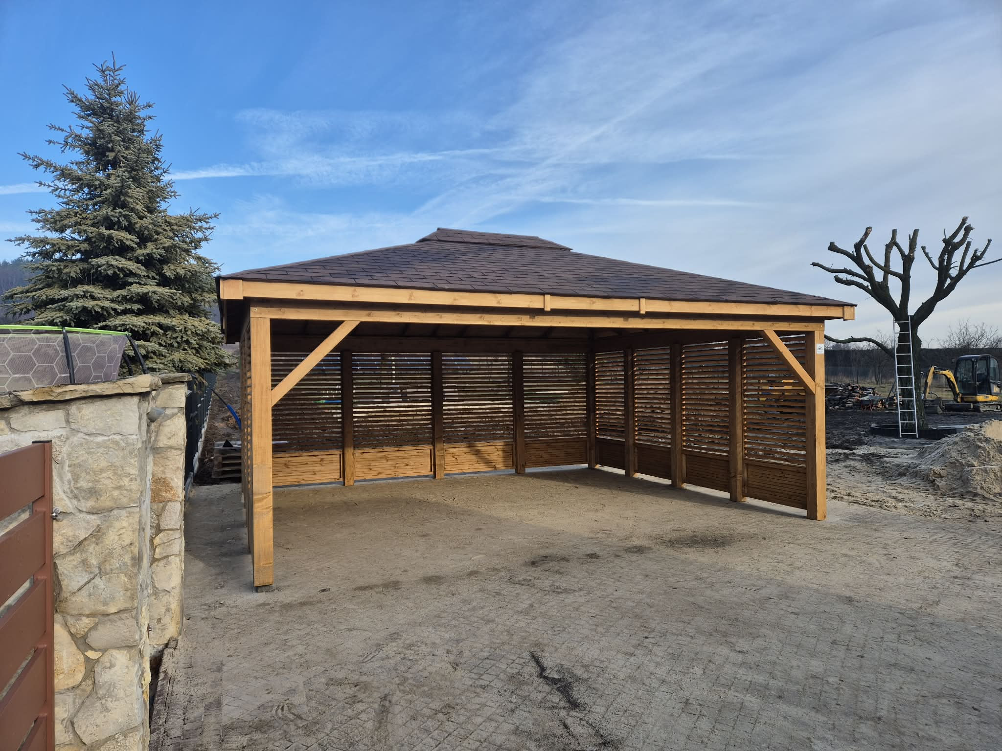 Altana ogrodowa LILA V 5 × 6 m w gotowym ogrodzie
